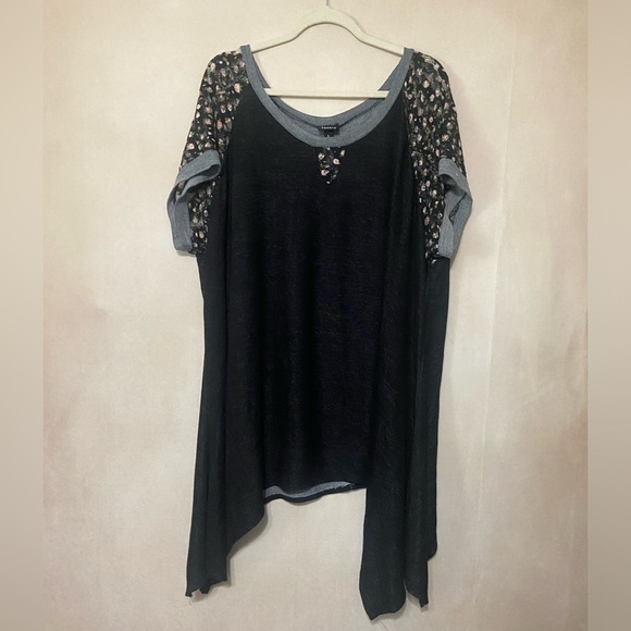 Torrid women's 3 shark bite hem tunic with lace sleeve inserts relaxed EUC - Picture 2 of 5